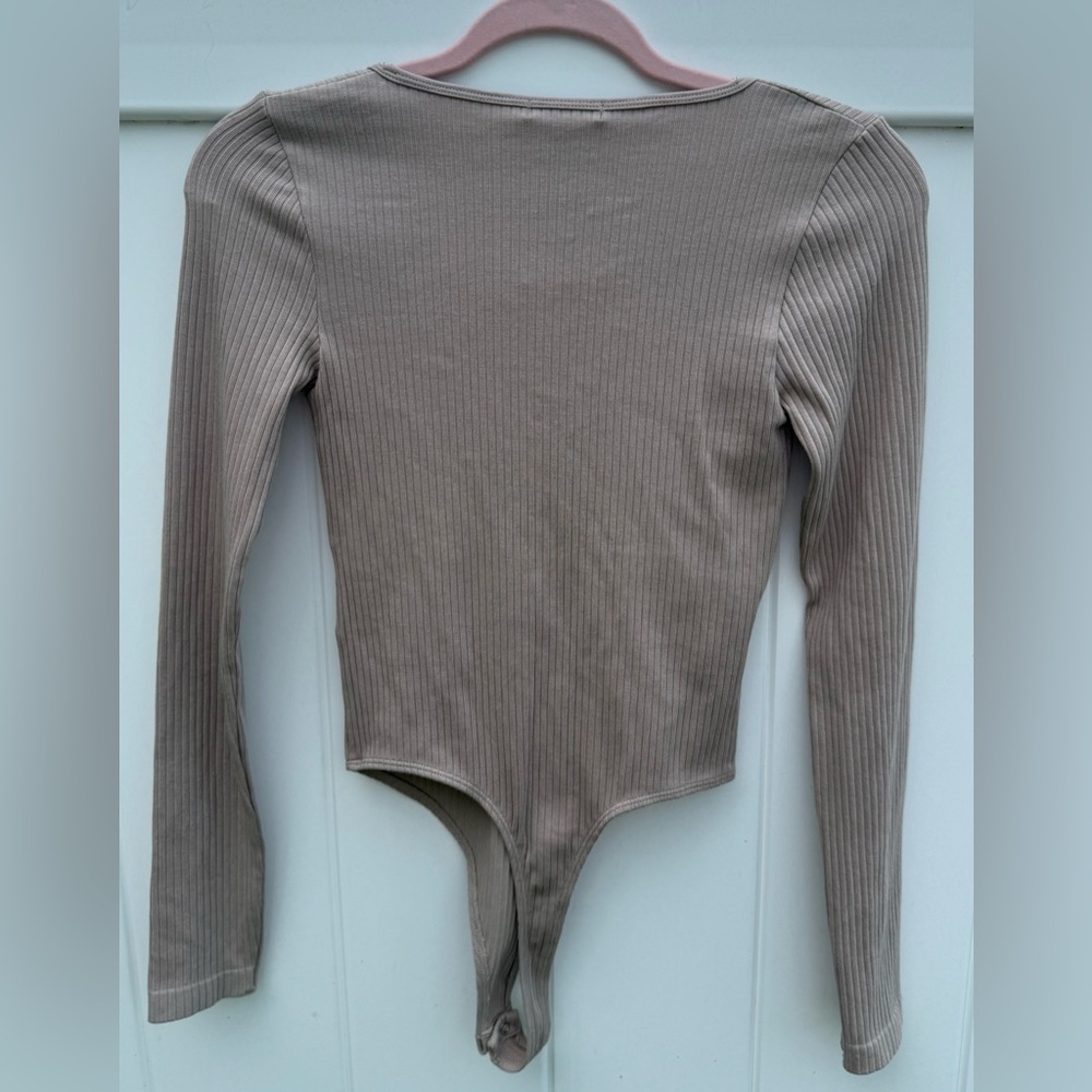 Forever 21 Tan/Beige Ribbed Long Sleeve V-Neck Bodysuit. Size Medium. NWT. - Picture 3 of 5